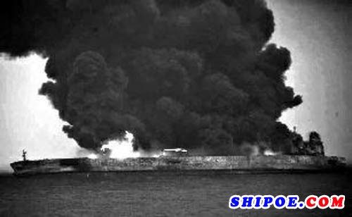 东海两船相撞起火 32外籍船员失联