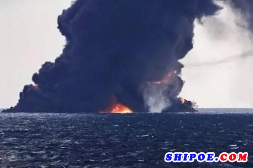 目前海上只有“桑吉”轮的残留物和残油在燃烧，且形成了10平方公里的油污带，溢油情况非常严重