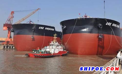 扬子江船业首批两艘40万吨超大型矿砂船出坞