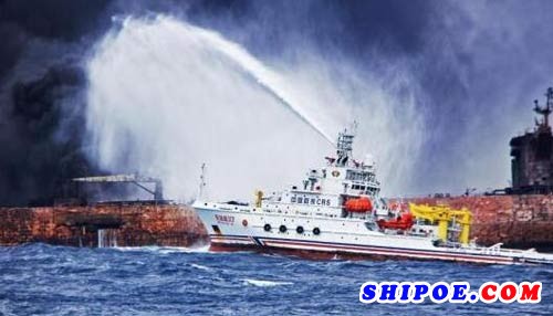图为“东海救117”轮向“桑吉”轮喷射泡沫降温灭火