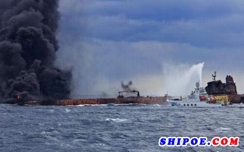 图为“东海救117”轮向“桑吉”轮喷射泡沫降温灭火
