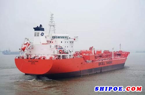由中航鼎衡建造的第8艘25000吨不锈钢化学品船顺利交付船东