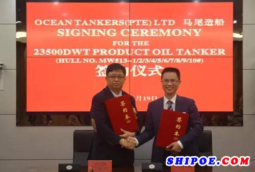 OCEAN TANKERS公司副总裁傅孙旺与马尾造船公司党委副书记、总经理曾金柱签署项目合同。