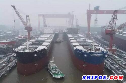 扬子江船业两艘82000DWT散货船中顺利出坞