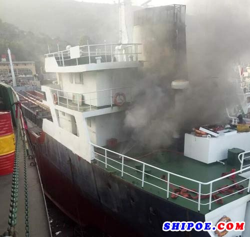 福建某船厂3000吨油轮突发大火，疑为油管爆炸