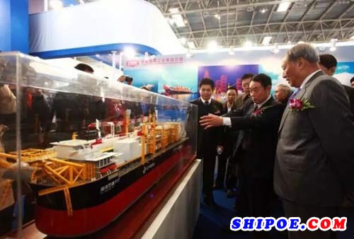 成思危副委员长等贵宾在北京海工展中国船舶工业集团公司展位参观