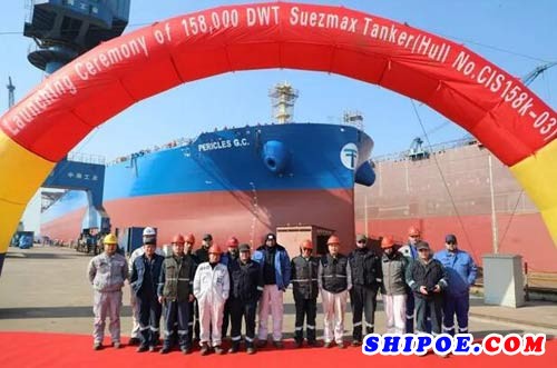 扬州中远海运重工同日实现出坞试航