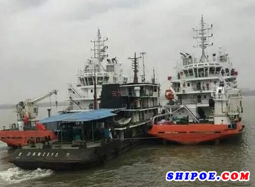 武船集团双柳武船2型4艘船舶同时离厂