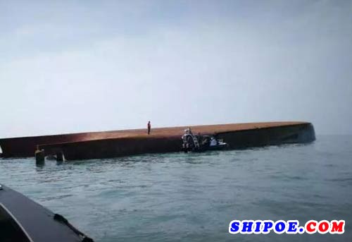 载16名中国船员抽沙船在马水域翻覆 致1死11失踪 