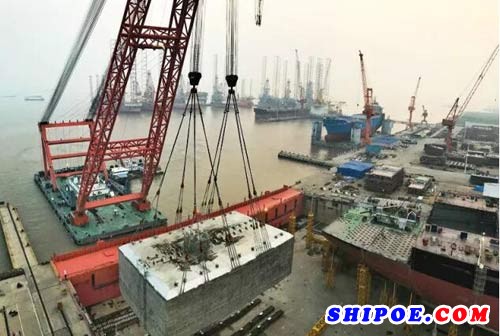 江苏招商重工45000m3 LNG项目2#货罐吊装成功