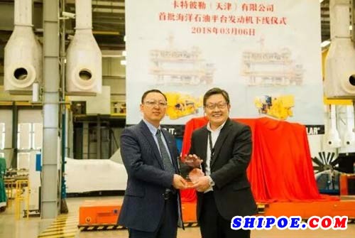 卡特彼勒（天津）有限公司总经理张建林向华北利星行机械动力系统部总经理刘晓斌颁发奖杯