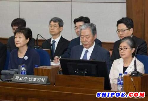  去年5月23日，朴槿惠与崔顺实同庭受审