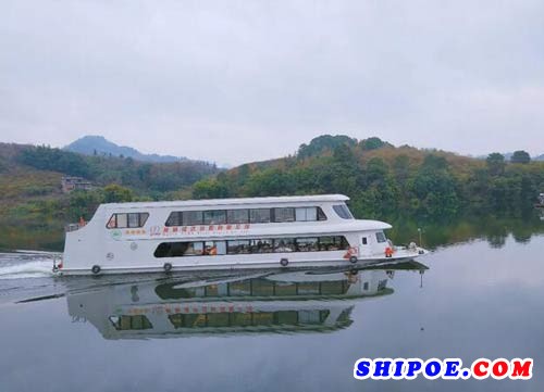 广州船院设计的漓江76客位四星级游览船迎客首航