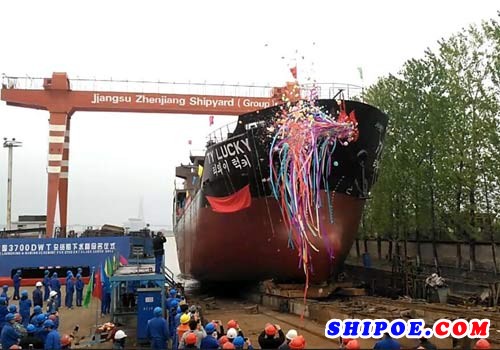 镇江船厂又一艘韩国3700DWT杂货船顺利下水