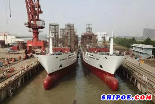 广新海工承建的两艘冷藏船顺利出坞
