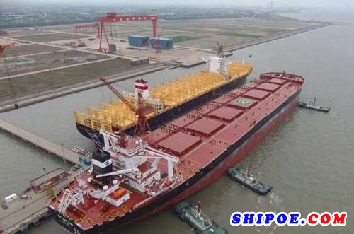 扬子江船业首制40万吨矿砂船试航凯旋