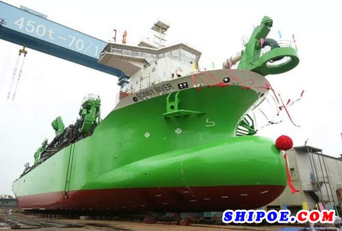 广东中远海运重工首制15000立方米耙吸式挖泥船下水