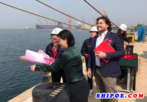 德他马林（中国）总经理施云作为教母为该船命名 “ROSA DEI VENTI”，并祝福她在航行中一帆风顺。