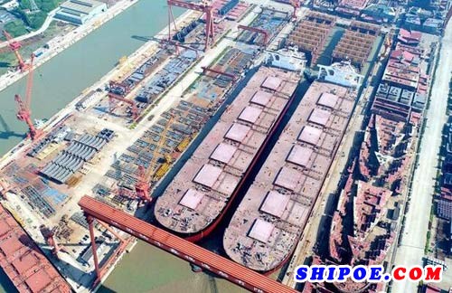 扬子江船业第二批次两艘40万吨矿砂船出坞，完整性创新高