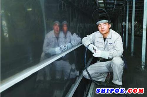 沪东中华造船公司张冬伟：用焊枪书写“中国荣耀”
