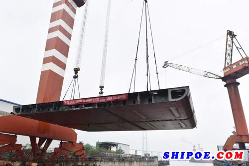 镇江船厂一天实现48500DWT重吊杂货船建造两大节点