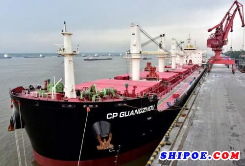 5月8日上午，一艘马绍尔籍5万吨级海轮在南京港龙潭港区天宇码头正在进行装载作业