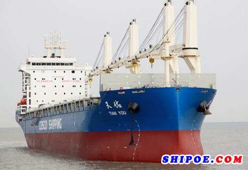 上船公司建造的3.6万吨重吊船“天佑”号试航凯旋