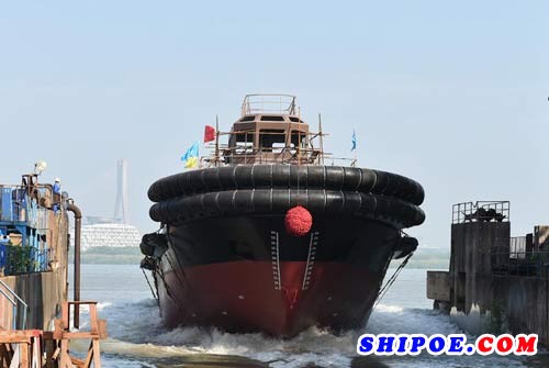 镇江船厂4420kW全回转拖船顺利下水