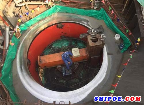 全球首艘极地凝析油船吊舱推进核心模块完成安装