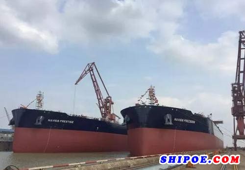 　　5月17日，江苏新时代造船15#16#111000吨油船顺利从新区大坞下水。