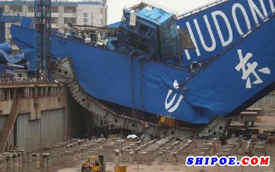 图为2001年时沪东龙门吊整体垮塌的惨状。可见其结构之大。