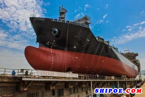 扬子江船业集团新扬子为英国LOMAR船东公司建造的一艘1800TEU集装箱船于长博船台顺利下水