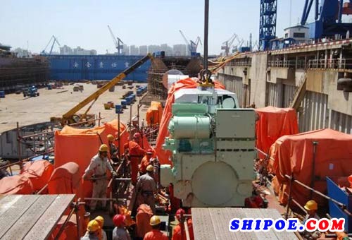  　　5月23日下午，沪东中华建造的3000吨渔业综合科学考察2号船完成主机吊装。