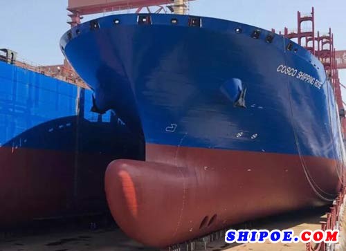 5月23日上午，沪东中华为中国远洋海运公司建造的13500TEU系列船4号船顺利出坞。