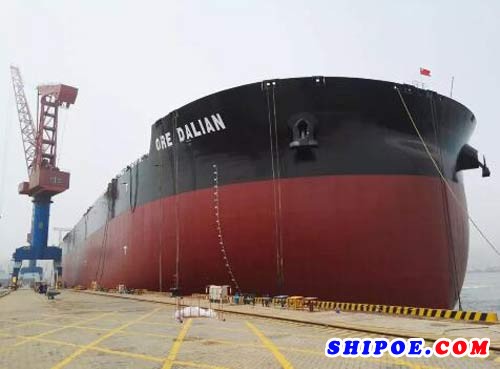 武船集团北船重工第四艘40万吨矿砂船顺利出坞