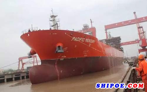 中集太平洋海工22000 m³系列LEG船首制船出坞