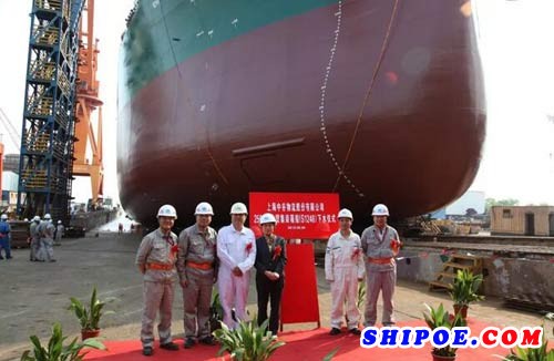 上海船厂2500箱集装箱船S1248轮顺利下水