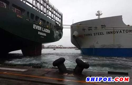 台湾高雄港矿砂船撞上集装箱船