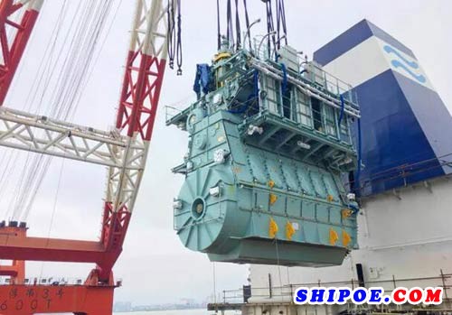 中船澄西为交银租赁建造的8号8.2万吨散货船主机顺利吊运安装