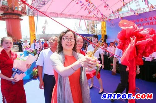 中国长航南京油运股份有限公司监督部副总经理张东波女士将该船命名为“永盛”号。
