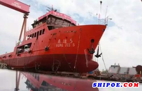 芜湖造船建造首艘溢油回收船下水