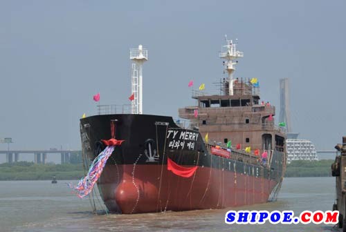 镇江船厂第五艘3700DWT杂货船命名下水