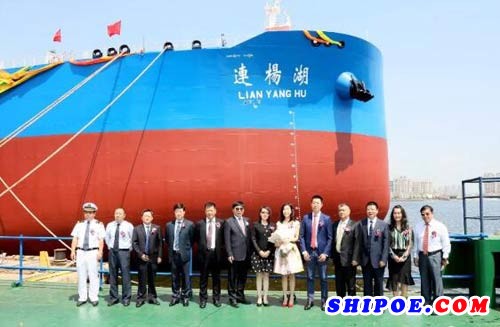 大船集团交付节能型LR1型7.2万吨油船“连杨湖”号