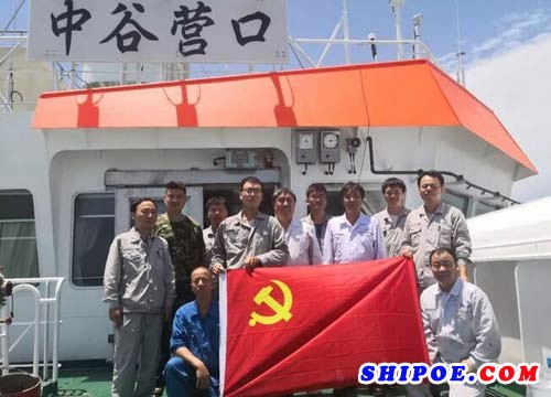上海船厂一艘2500箱内贸集装箱船试航凯旋