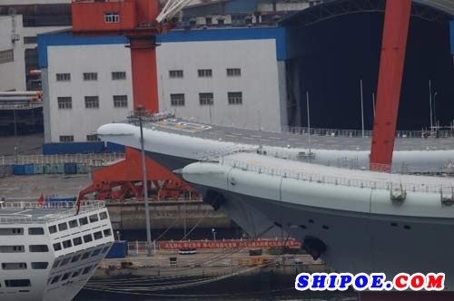 2018年7月10日上午8时许，在大连造船厂码头停靠多日的辽宁舰进入船坞
