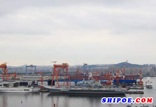 辽宁舰返回大连造船厂，与船坞中完成首次出海试验的国产首艘航母同框