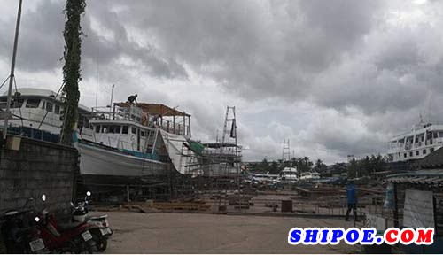 塔纳瓦特”（Thanawat）造船厂门口