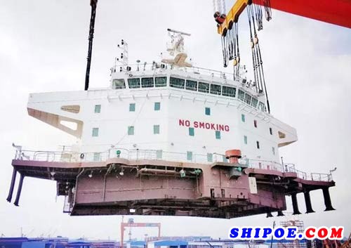 广船国际7.5万吨化学品/成品油船上建总段实现完整性吊装