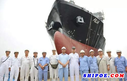 扬子江船业一艘1800TEU集装箱船顺利下水