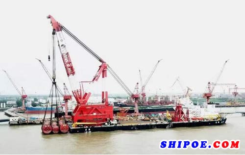 上海中远海运重工成功为起重船翘楚“蓝鲸”号试重